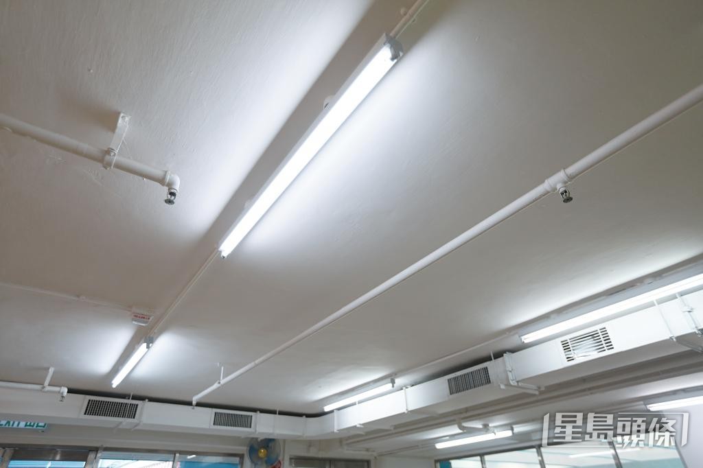 有消防專家指,高層住宅單位宜設自動灑水器。 有消防專家指,高層住宅單位宜設自動灑水器。