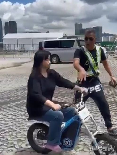 去年9月，阿仪背住亚视，跟黄榕出席中环海滨活动，惹上无牌驾驶官非。