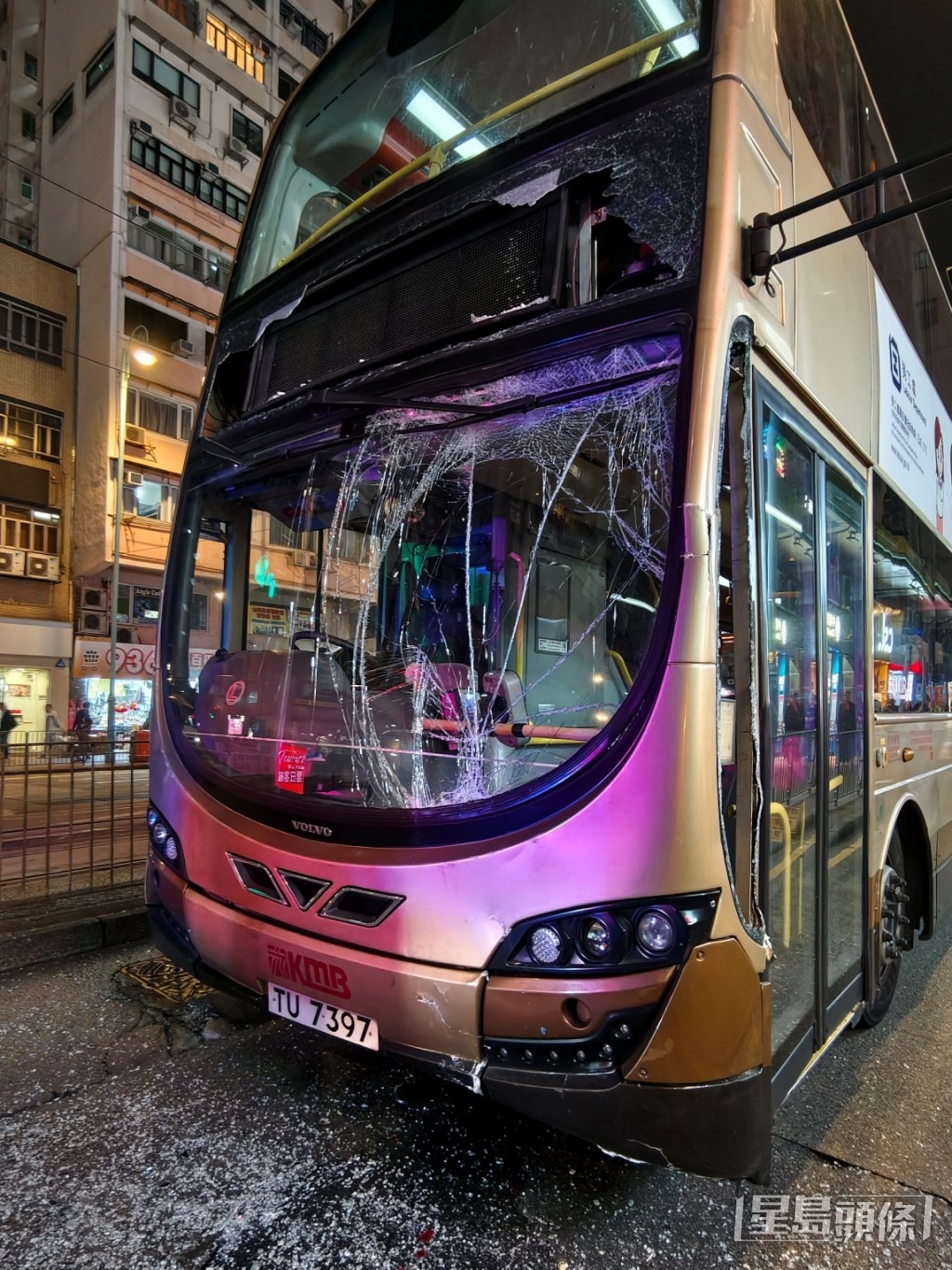 城巴意外溜後,九巴車窗捱撞損毀。 城巴意外溜後,九巴車窗捱撞損毀。