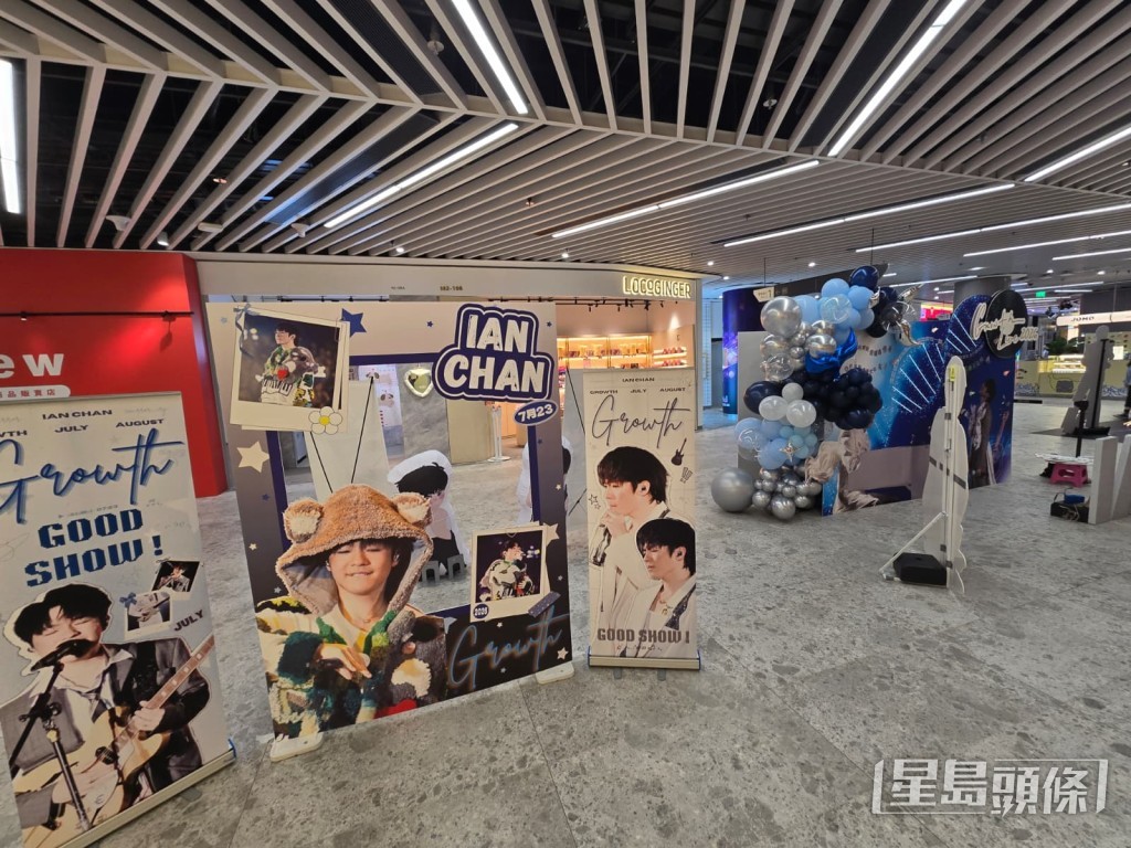 歌迷會及Hellosss合力在啟德零售館1地下中庭、啟德零售館2 Level 1及3,準備了20多個應援佈置。 歌迷會及Hellosss合力在啟德零售館1地下中庭、啟德零售館2 Level 1及3,準備了20多個應援佈置。