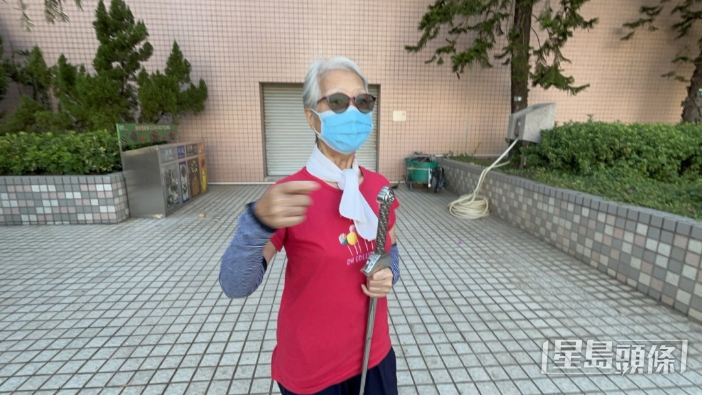街坊鄧女士指「唔驚得咁多」。楊偉亨攝 街坊鄧女士指「唔驚得咁多」。楊偉亨攝