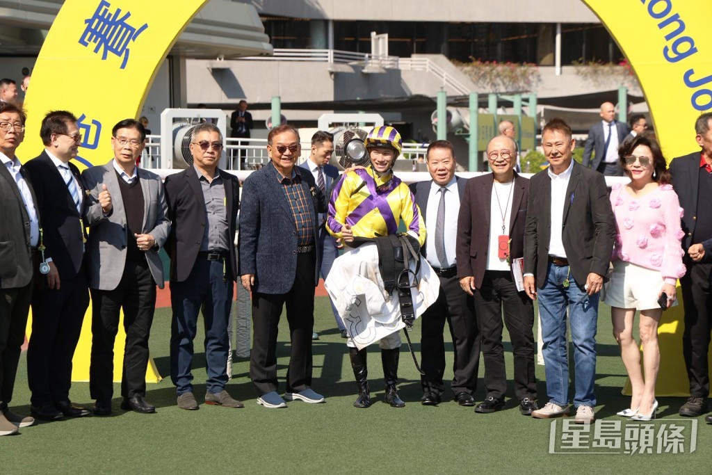 「英雄豪杰」骑练及马主朋友合照。 「英雄豪杰」骑练及马主朋友合照。