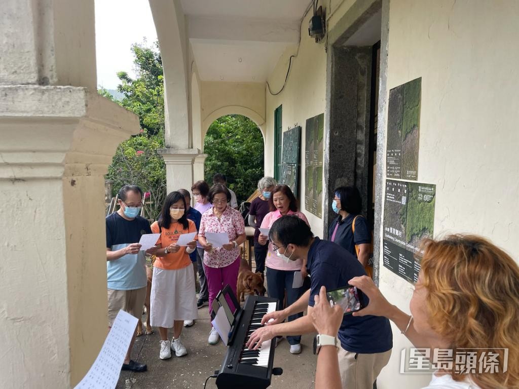 史嘉茵於谷埔公立學校與舊生錄校歌。 受訪者提供