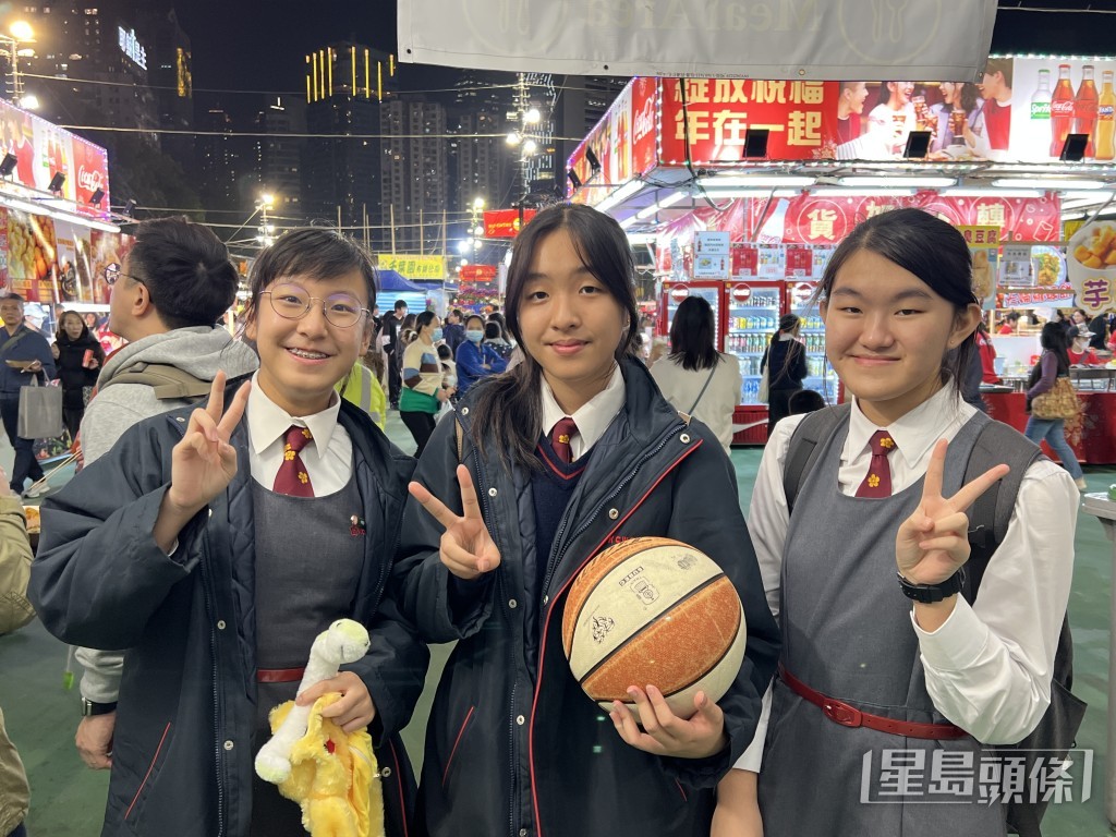 中三女學生(左起)施同學、何同學及陳同學支持學校攤位的同時幫襯熟食檔。曹露尹攝 中三女學生(左起)施同學、何同學及陳同學支持學校攤位的同時幫襯熟食檔。曹露尹攝