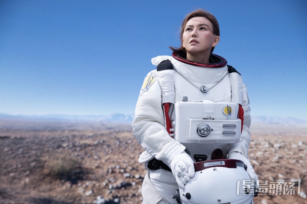 燕姿化身身處無重力宇宙的太空人。 燕姿化身身處無重力宇宙的太空人。