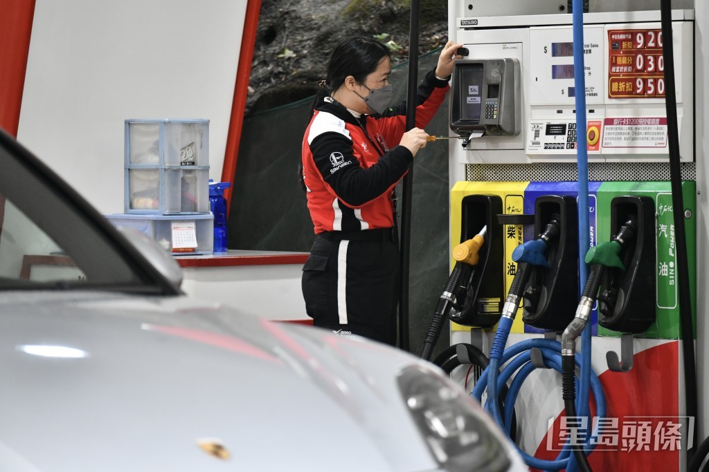 環境及生態局今日（13日）已向本地主要車用燃油供應商重申他們應加強資訊透明度，向消費者和公眾披露更多與車用燃油價格變化相關的資料和數據，加強公眾的了解。資料圖片