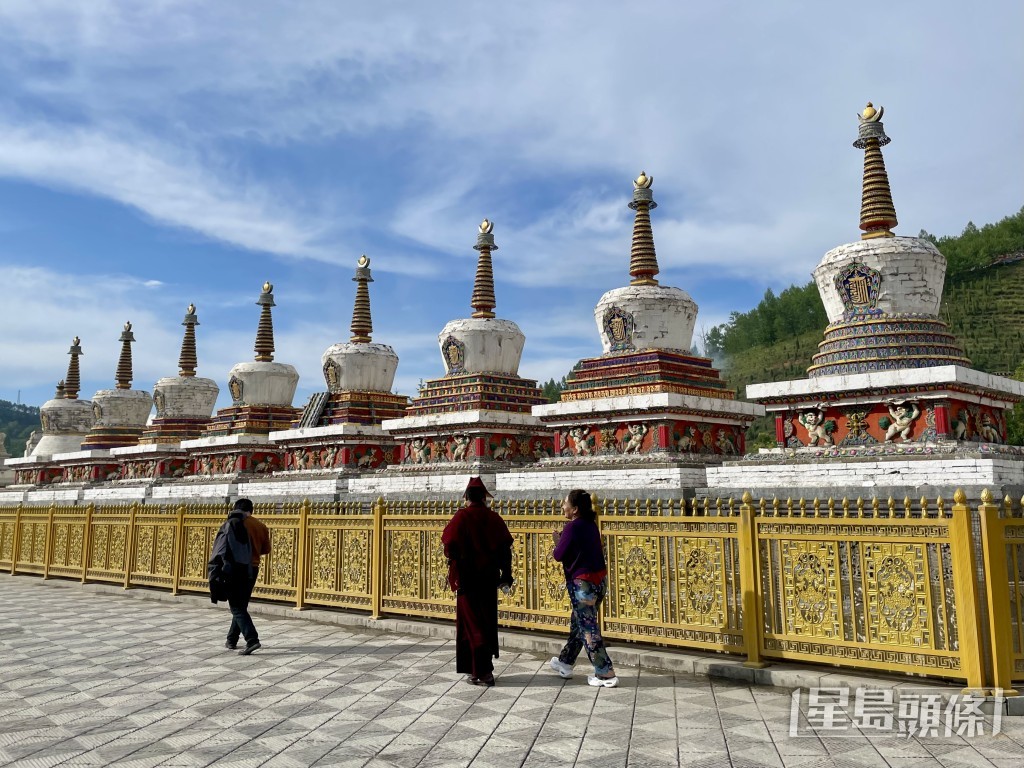 圖為塔爾寺標誌性建築之一「八寶如意塔」，信徒或朝聖者會以順時針方向繞著佛塔行走，被視為是一種累積善業和功德的方式，能淨化業障、增長福慧。