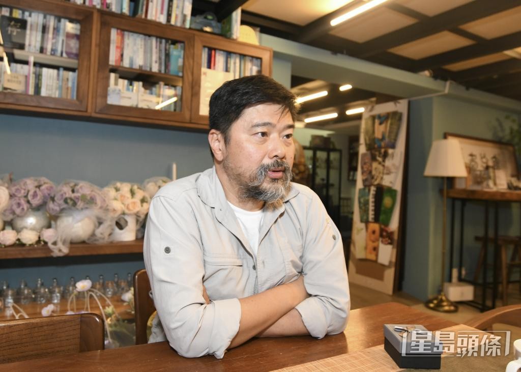 「毋忘爱」主席范宁医生与罹难者家属同行。