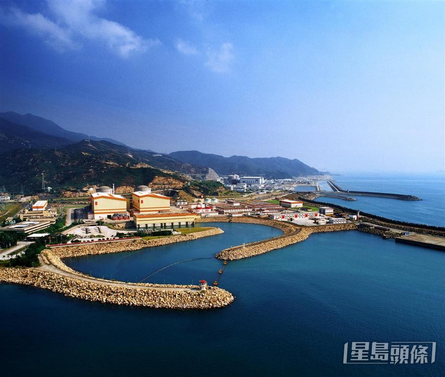 大亞灣核電站是內地首座大型商用核電廠，現時有80%電力供應香港。 中電提供