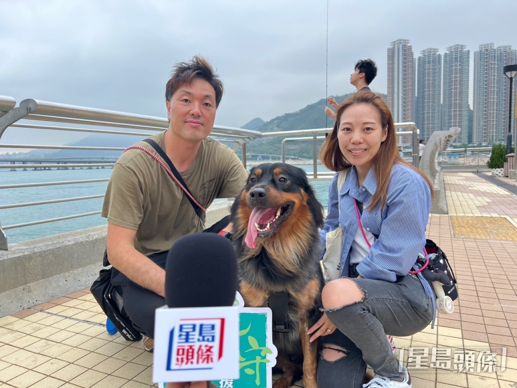 嚴生嚴太及領養流浪狗溱柏。 嚴生嚴太及領養流浪狗溱柏。