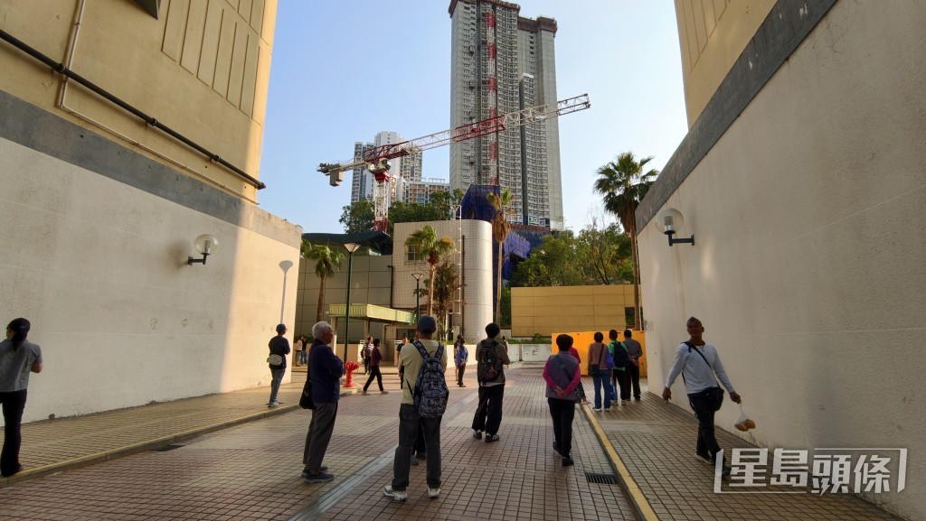 多名街坊圍觀。