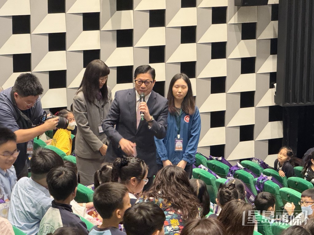 鄧炳強表示很開心見證這套互動劇場的誕生。