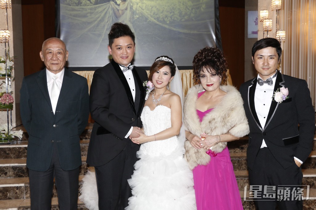 大仔李泳漢（左二）與拍拖兩年的圈外女友嚴佩鈺（中）2016年結婚。