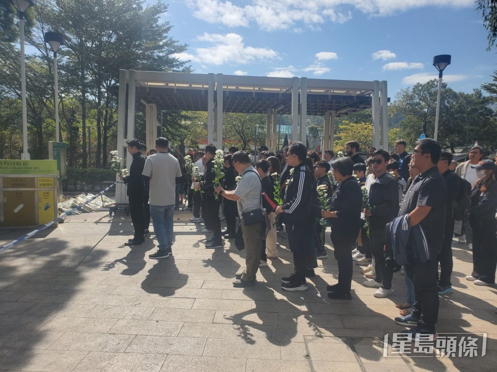 中國香港足球總會主席霍啟山率球員到場悼念。 中國香港足球總會主席霍啟山率球員到場悼念。