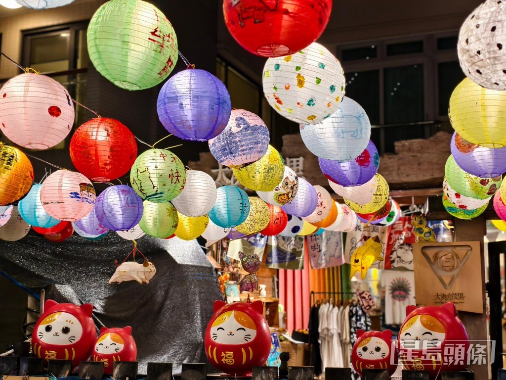 每逢中秋,大澳吉慶街的燈海綿延數里,為小漁村帶來熱鬧的新景象。 每逢中秋,大澳吉慶街的燈海綿延數里,為小漁村帶來熱鬧的新景象。
