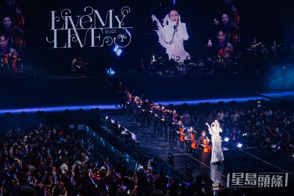 千嬅在舞台上揮灑自如。 千嬅在舞台上揮灑自如。