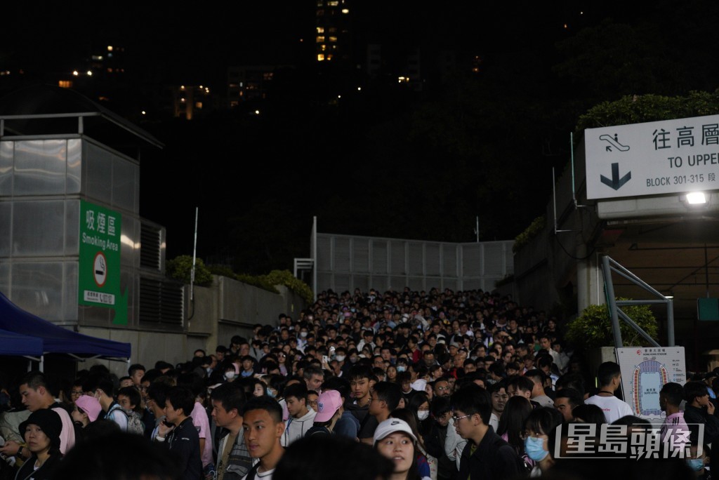 球迷散場期間，加路連山道一帶人頭湧湧。歐樂年攝