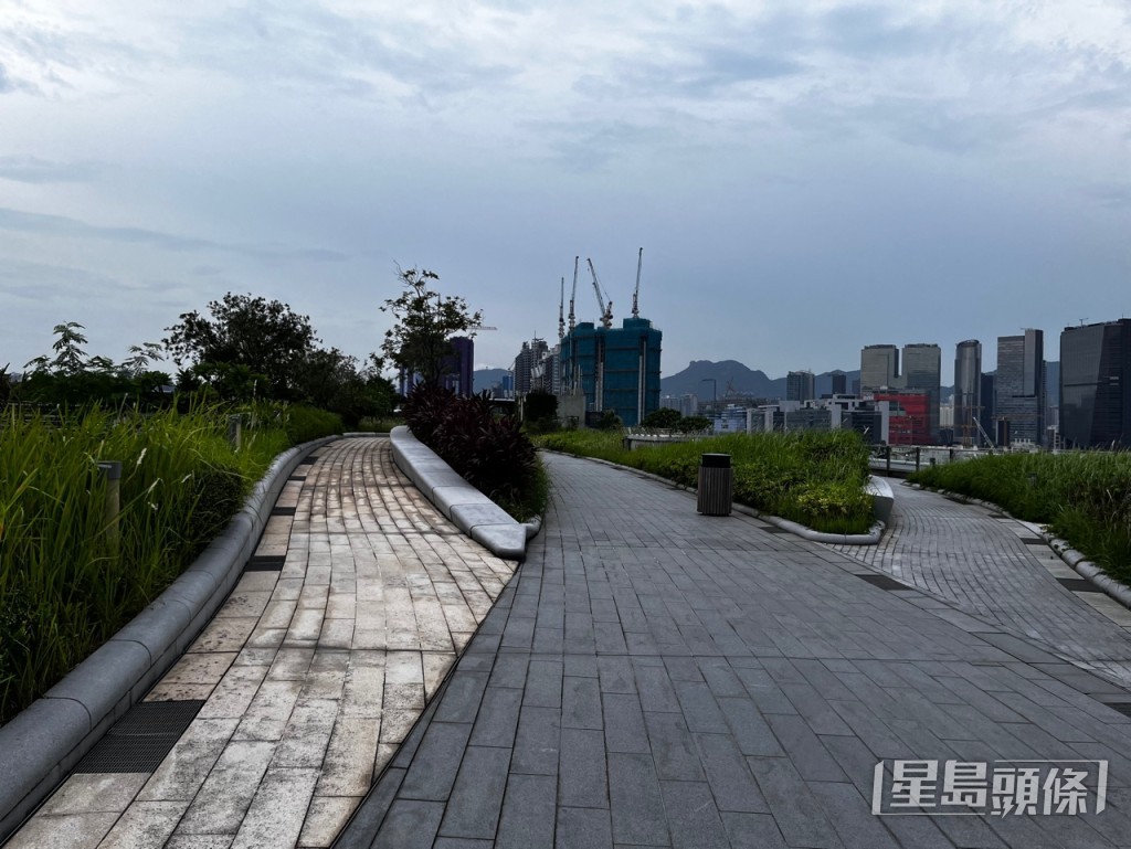 頂層空中花園平日人煙稀少。李健威攝