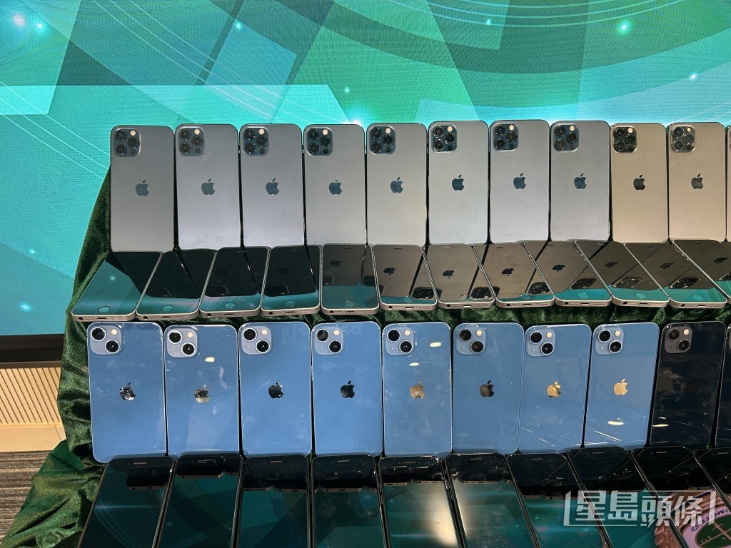 檢獲的 iPhone 冒牌手機。林思明攝