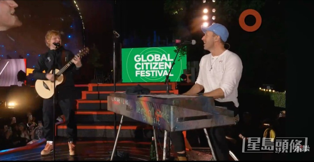 Coldplay主音Chris Martin(右)與Ed Sheeran合唱為音樂節演出。 Coldplay主音Chris Martin(右)與Ed Sheeran合唱為音樂節演出。