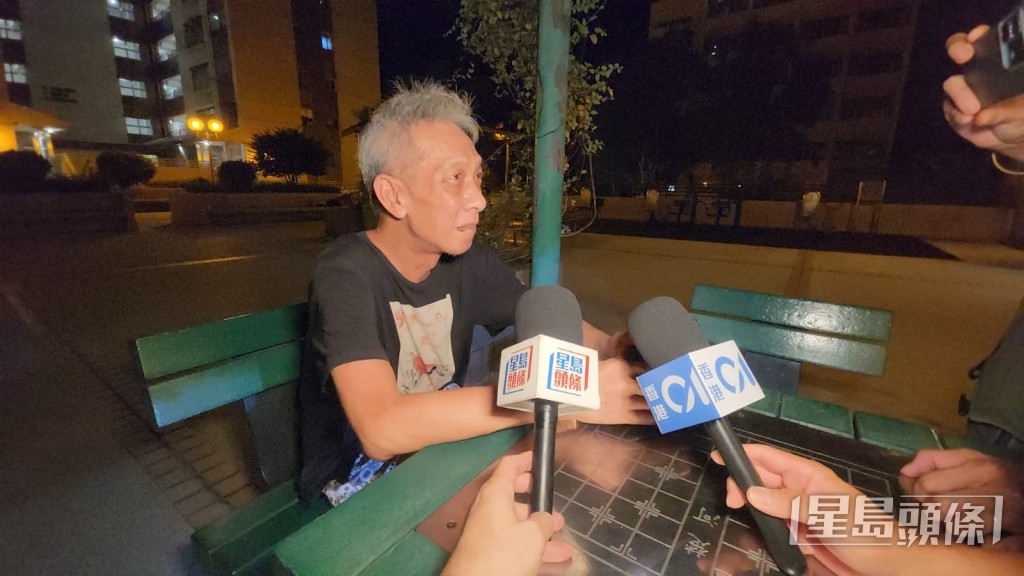 另一居民水邊圍邨莫先生同樣因停電感到悶熱難耐,於是行樓梯落樓乘涼。黎志偉攝 另一居民水邊圍邨莫先生同樣因停電感到悶熱難耐,於是行樓梯落樓乘涼。黎志偉攝