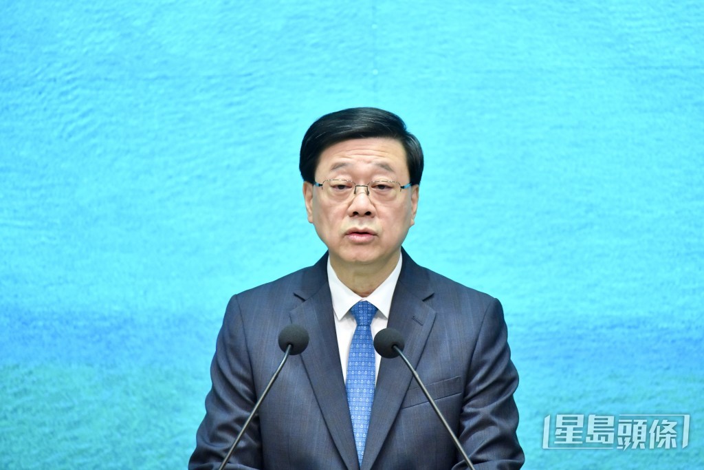 李家超強調有反對勢力和軟對抗,刻意歪曲議員的愛國愛港情懷和高風亮節交棒。盧江球攝  李家超強調有反對勢力和軟對抗,刻意歪曲議員的愛國愛港情懷和高風亮節交棒。盧江球攝