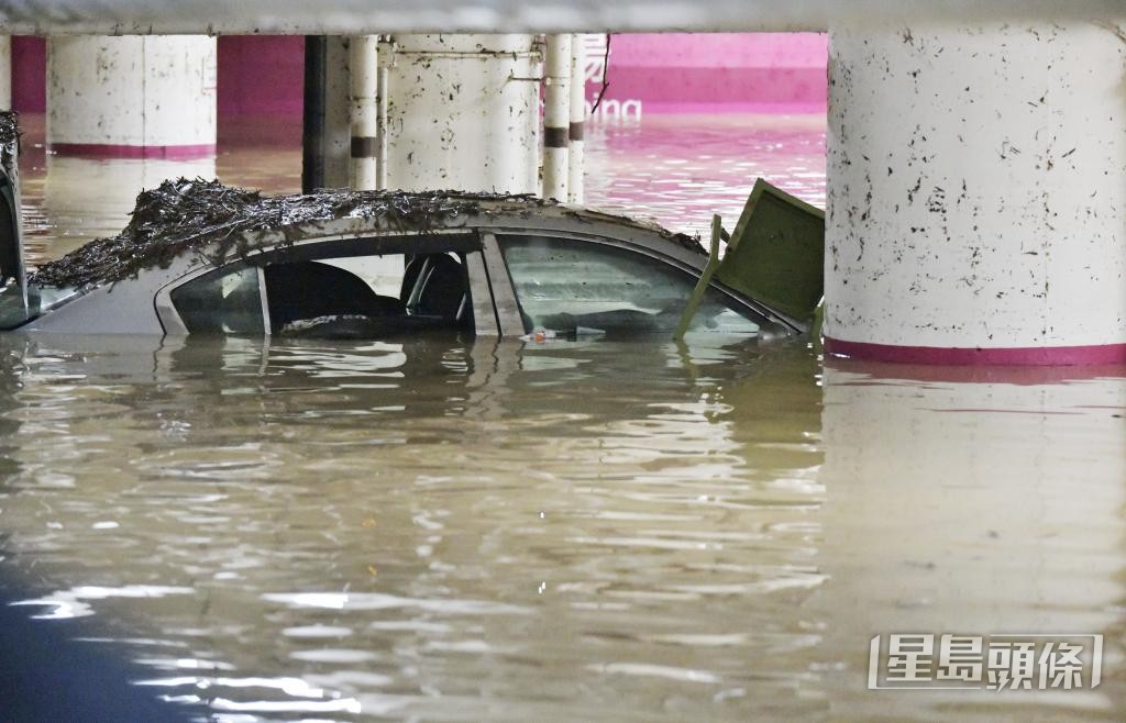 前年「世紀黑雨」期間，柴灣環翠商場停車場嚴重水浸，有私家車幾乎被淹沒。 