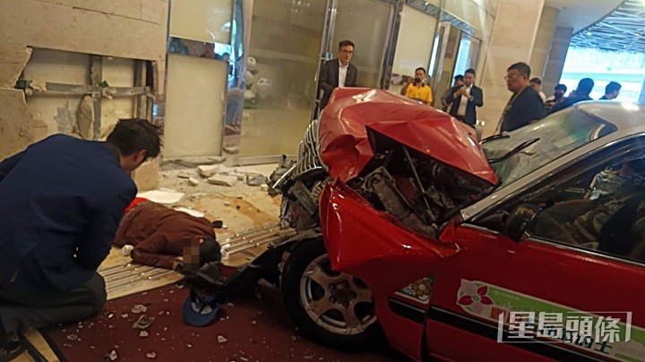 男事主捱撞倒地。fb:車cam直擊 男事主捱撞倒地。fb:車cam直擊