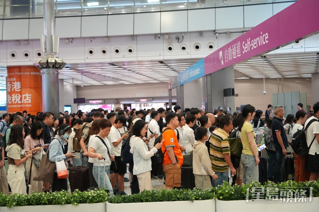 西九龍高鐵站的離港大堂擠得水洩不通。 西九龍高鐵站的離港大堂擠得水洩不通。