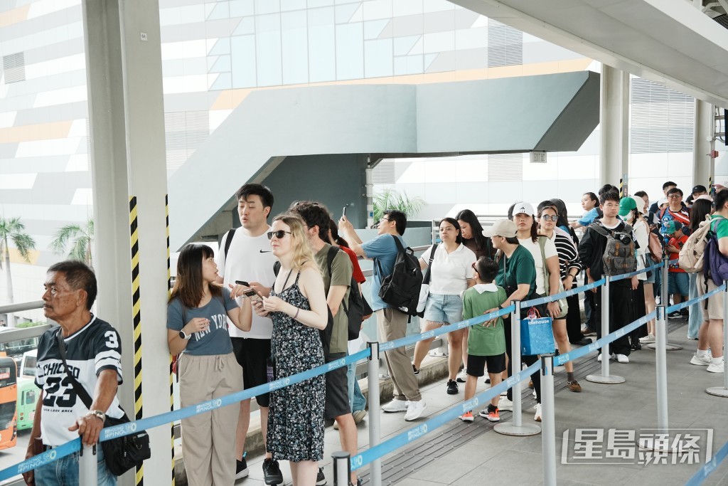 昂坪360纜車站排滿乘客。汪旭峰攝 昂坪360纜車站排滿乘客。汪旭峰攝