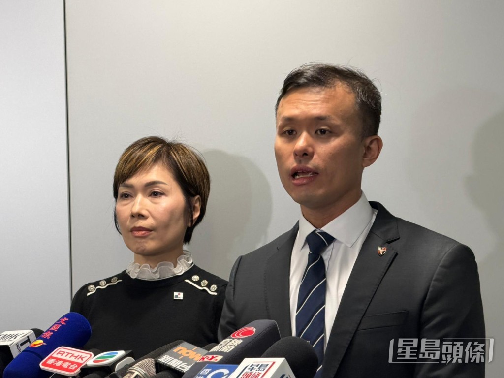 警務處商業罪案調查科警司馮培基（右）及香港保險業聯會行政總監劉佩玲（左）交代案情。曾志恆攝