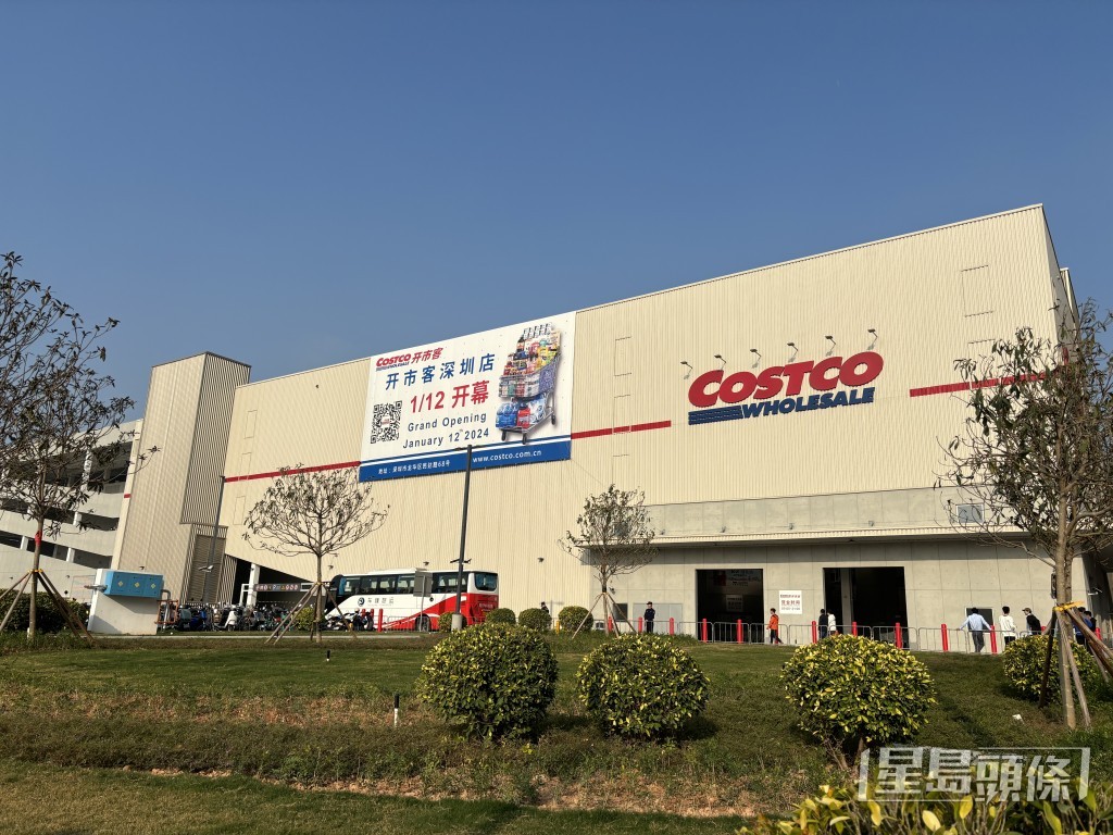 9時許Costco門外已有數萬人排隊。吳艷玲攝 9時許Costco門外已有數萬人排隊。吳艷玲攝