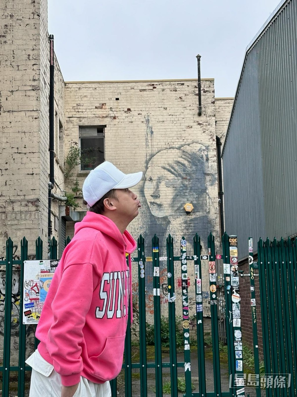 子博欣赏英国著名街头涂鸦艺术家 Banksy 作品。