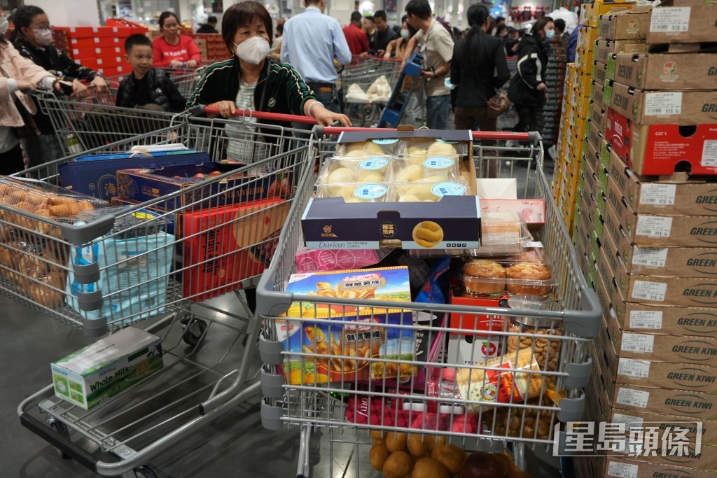 市民收穫豐碩。吳艷玲攝 市民收穫豐碩。吳艷玲攝