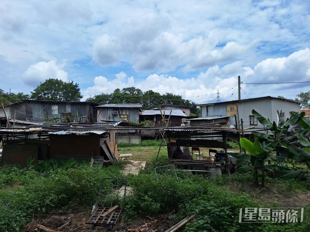 鄰近有多間鐵皮屋及農地。 鄰近有多間鐵皮屋及農地。