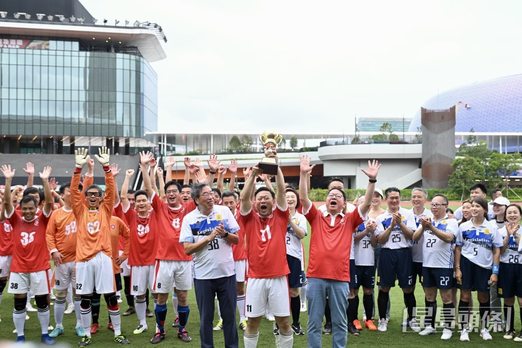 政府隊以2比1小勝立法會隊。劉駿軒攝