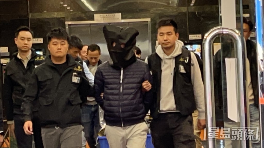 警方搜查新蒲崗工程公司的辦公室後，帶走一名被捕人。