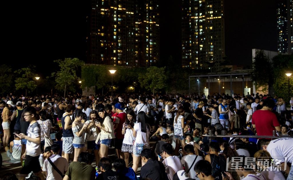 當年《Pokémon GO》風靡香港，大批市民聚集在公園內「抓寶可夢」。