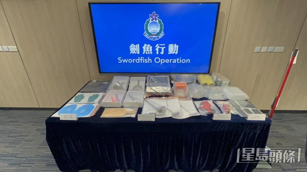 入境處展示行動中檢獲的證物。楊偉亨攝