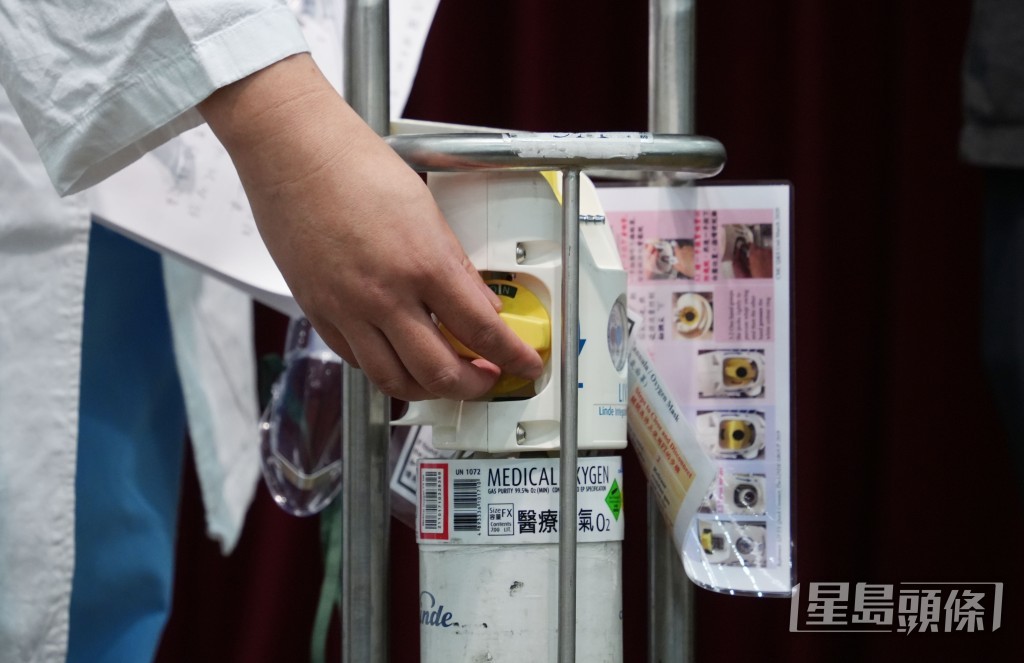 嘉烈醫院及仁濟醫院深切治療部主管蘇栩頎醫生在記者會上示範使用氧氣樽方法。資料圖片