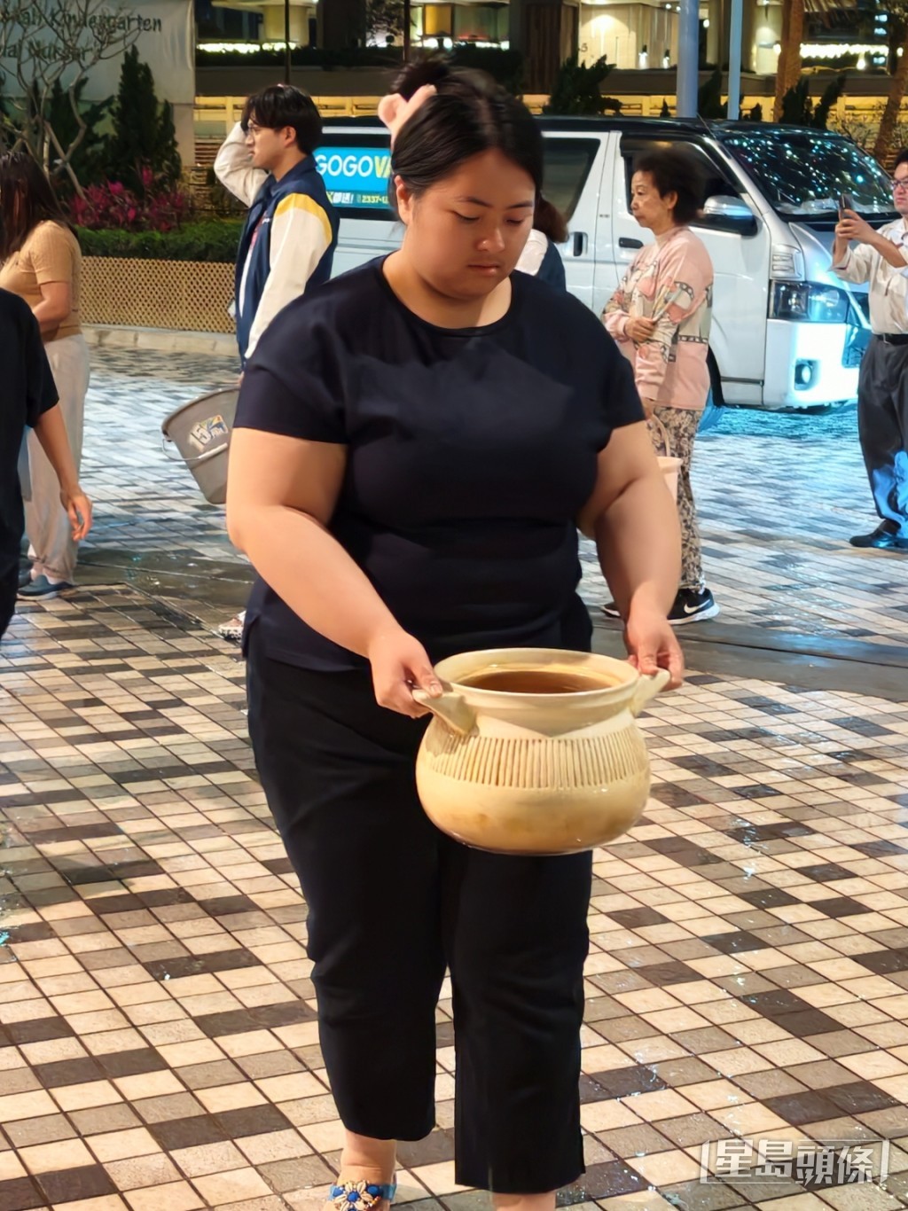 居民一家大細法寶盡出。 居民一家大細法寶盡出。