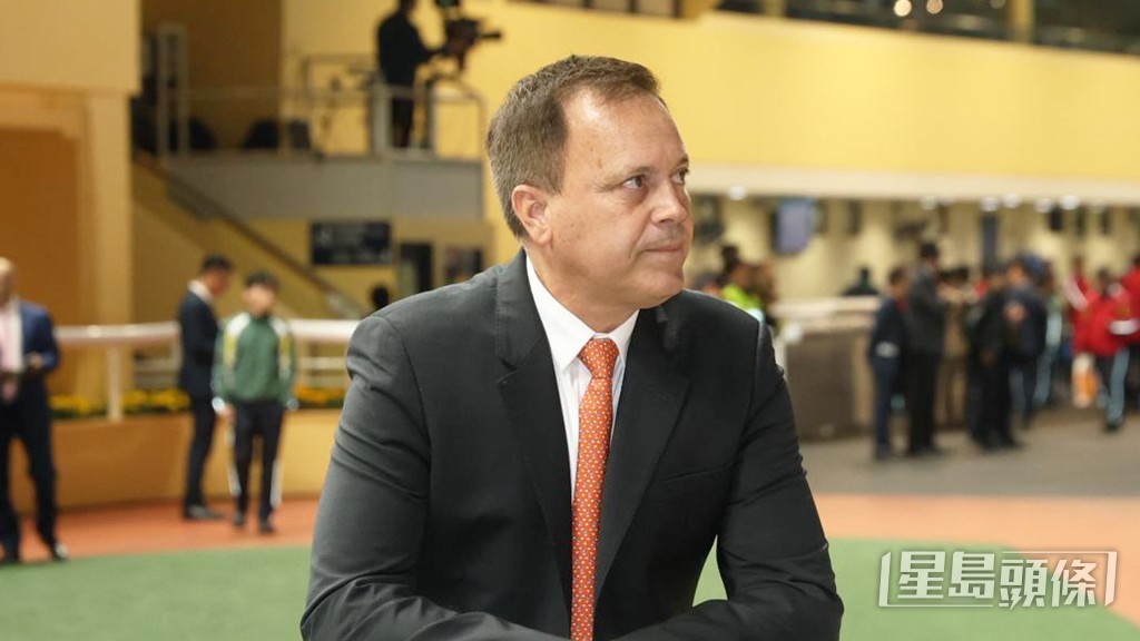 「滿心星」今朝操練之後，方嘉柏趕到機坪接馬。