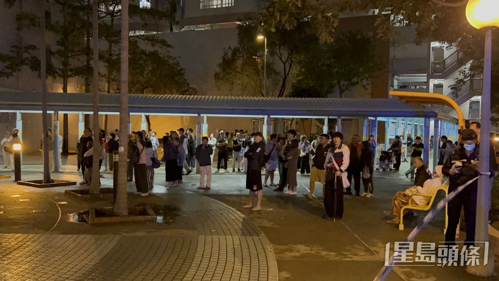 大批住客疏散至樓下暫避。