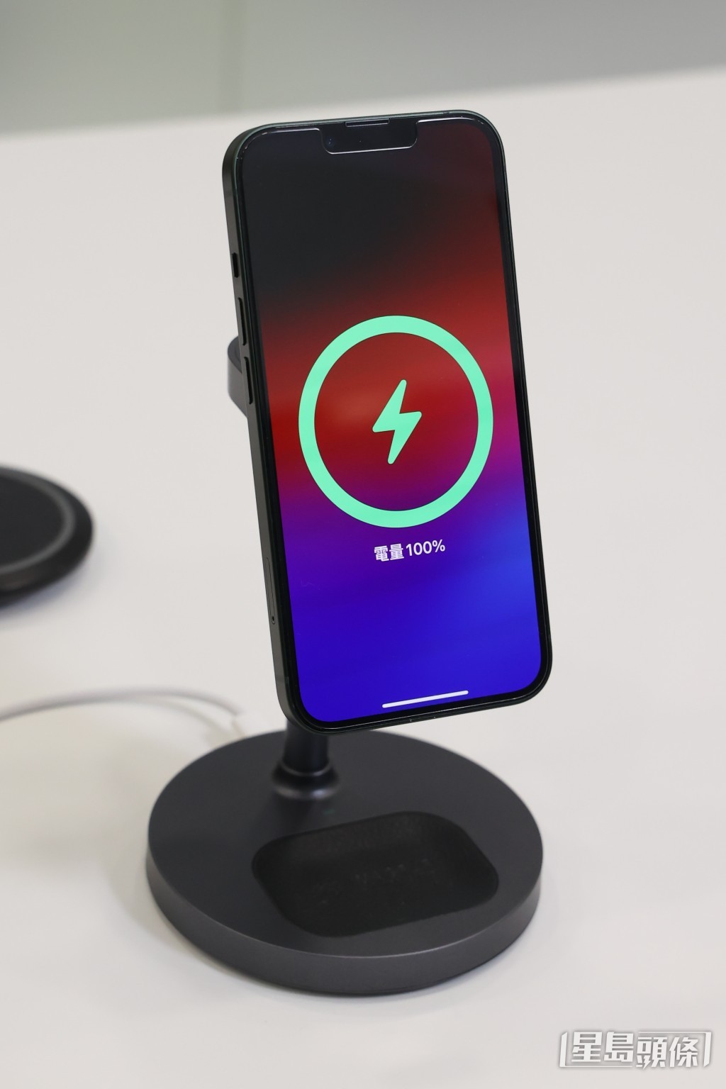 手機電量不充滿100%是保養方法之一。