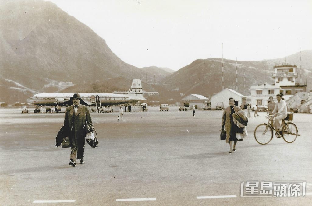 1950年代，两位身穿厚衣的乘客乘搭泛美航空抵港，与一旁穿着单薄衣服的员工相映成趣。 受访者提供