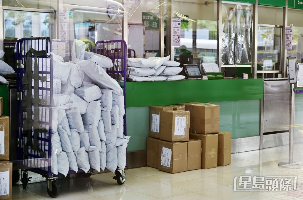 香港郵政呼籲市民,如有查詢可致電2921 2222或電郵至hkpo@hkpo.gov.hk。資料圖片 香港郵政呼籲市民,如有查詢可致電2921 2222或電郵至hkpo@hkpo.gov.hk。資料圖片