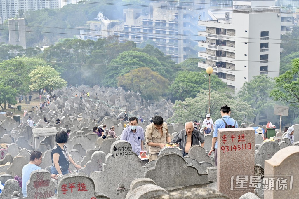 市民不辭勞苦上山拜祭先人。鍾健華攝 市民不辭勞苦上山拜祭先人。鍾健華攝