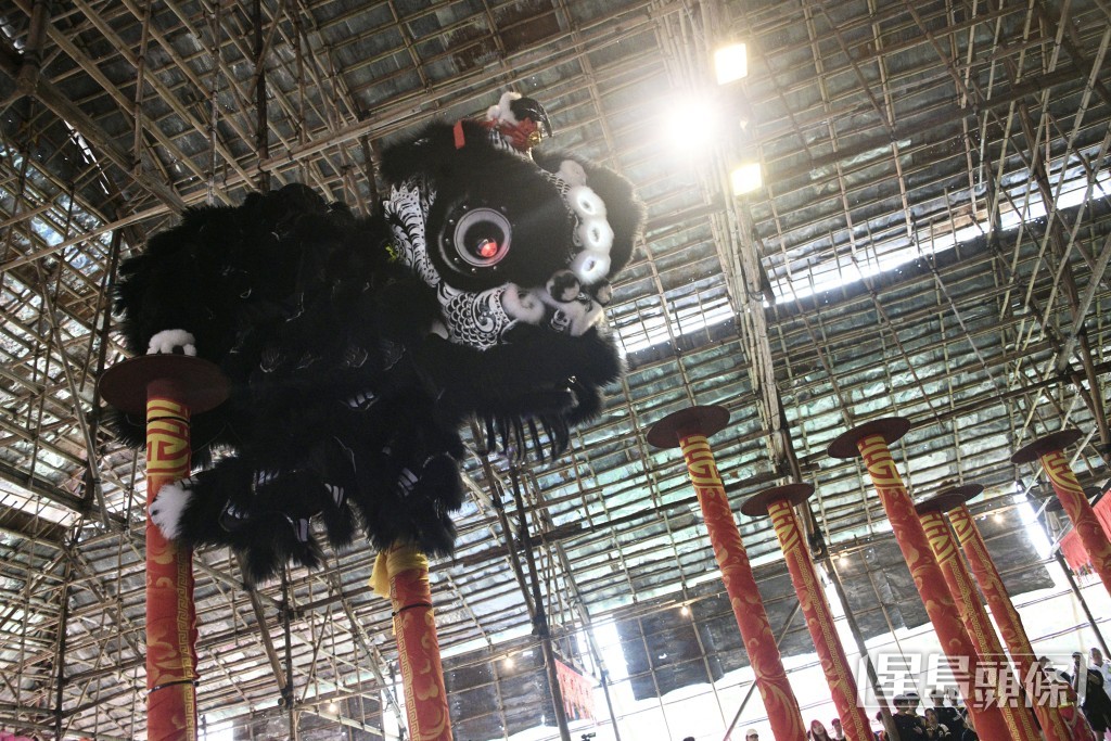 今年國際高樁舞獅邀請賽再度於鴨脷洲公園足球場大戲棚舉辦。 今年國際高樁舞獅邀請賽再度於鴨脷洲公園足球場大戲棚舉辦。