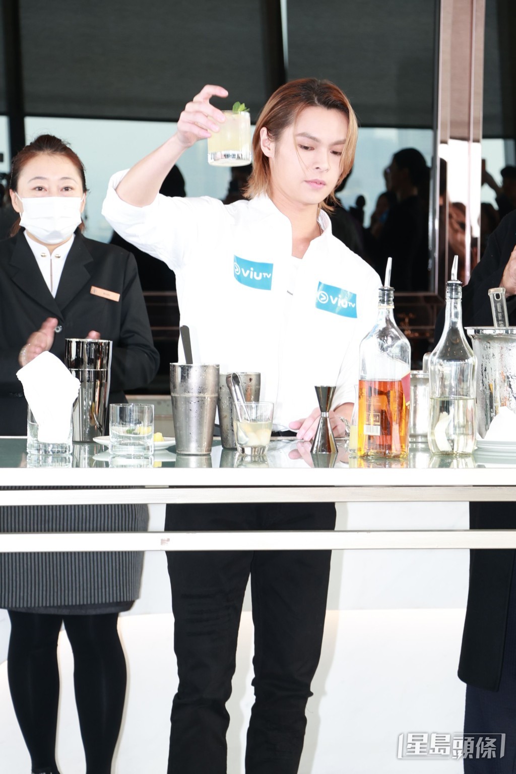 記者會上Tiger變身調酒師。