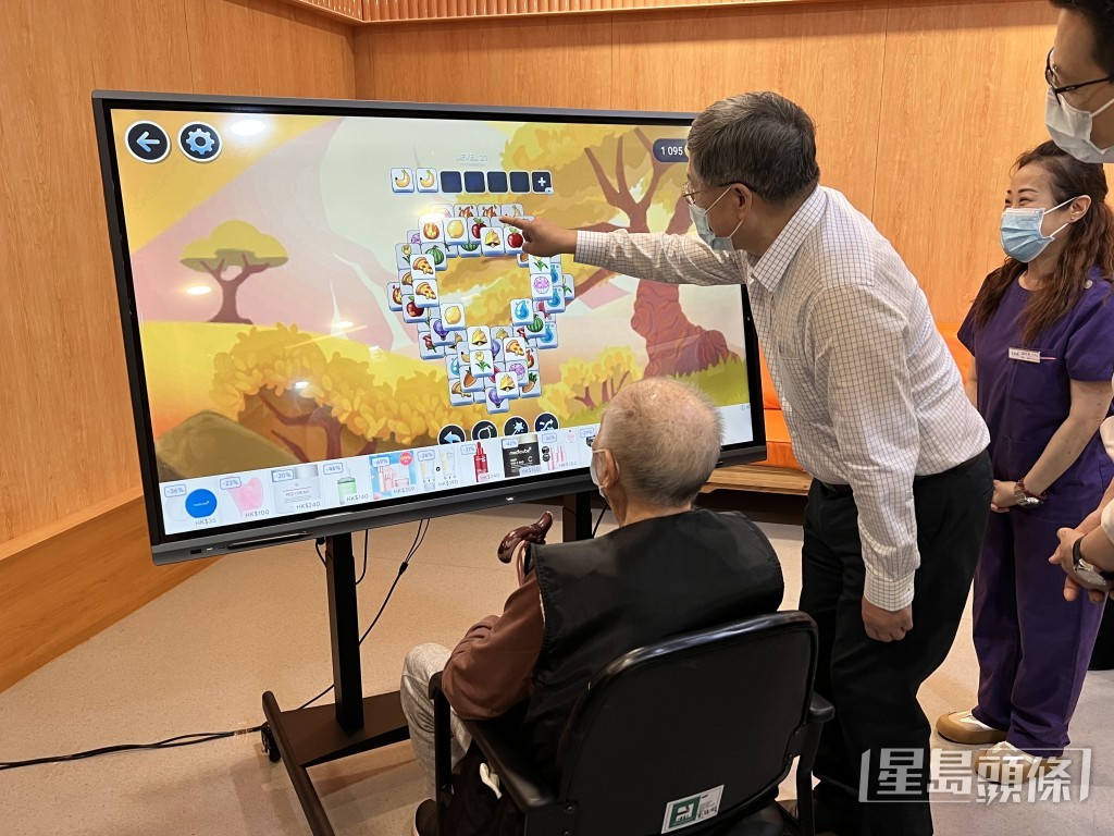 院內一名96歲伯伯與卓永興一起「打機」。郭詠欣攝 院內一名96歲伯伯與卓永興一起「打機」。郭詠欣攝
